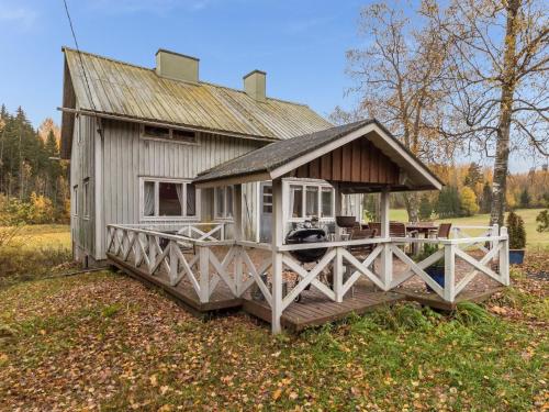 een klein huis met een veranda en een terras bij Holiday Home Lehtoniemi by Interhome in Tallnäs