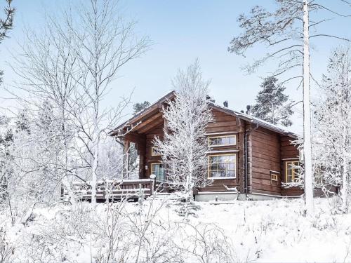 a log cabin in the snow with trees at Holiday Home Aamunkoi by Interhome in Veskoniemi