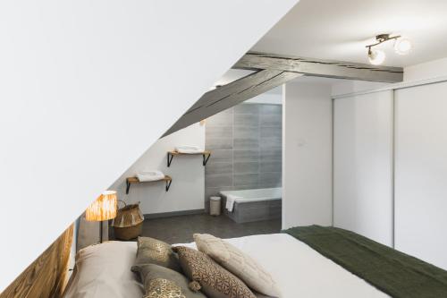 Кровать или кровати в номере Hissla Riquewihr Le Schlupf & La Perle