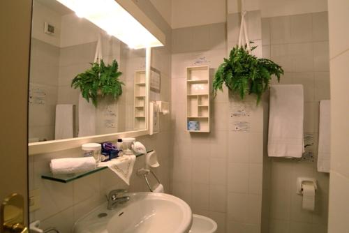 a bathroom with a sink and a mirror at Hotel Globo in Formigine