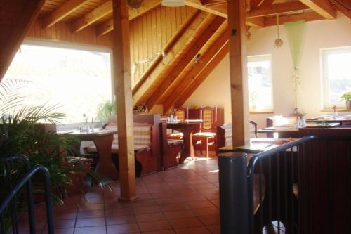 un restaurante con mesas y sillas en una habitación en Landhotel Weingut Schulze en Freyburg