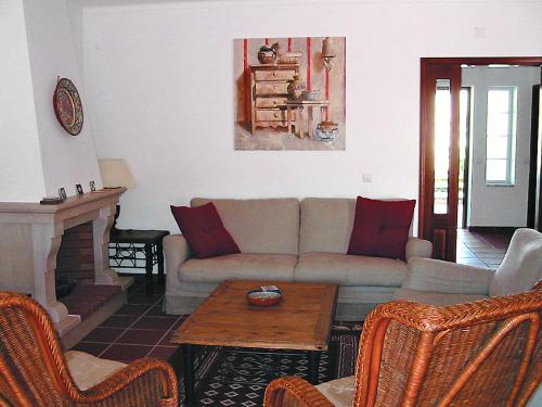 カザル・ダ・ラゴア・セッカにあるHoliday Home Praia del Rey Golf Casa by Interhomeのリビングルーム(ソファ、テーブル付)