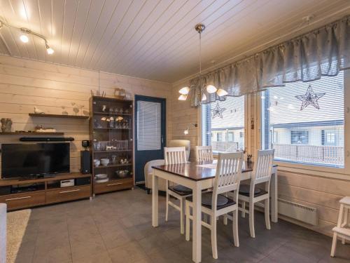 TV a/nebo společenská místnost v ubytování Holiday Home Hil-lak-ka ii as 7 by Interhome