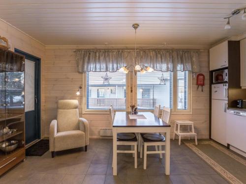 eine Küche mit einem Tisch und Stühlen sowie einem Fenster in der Unterkunft Holiday Home Hil-lak-ka ii as 7 by Interhome in Äkäslompolo