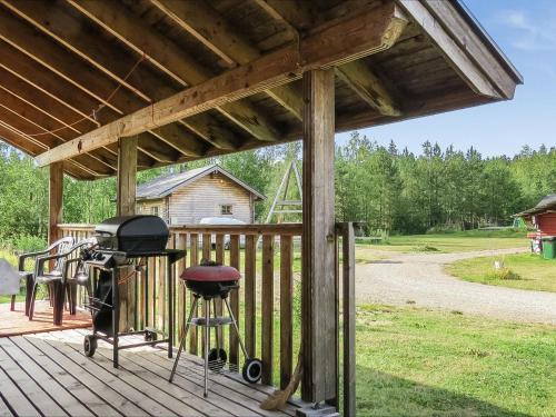 una parrilla y una terraza de madera para fumadores en Holiday Home Tuisku by Interhome, en Punkalaidun
