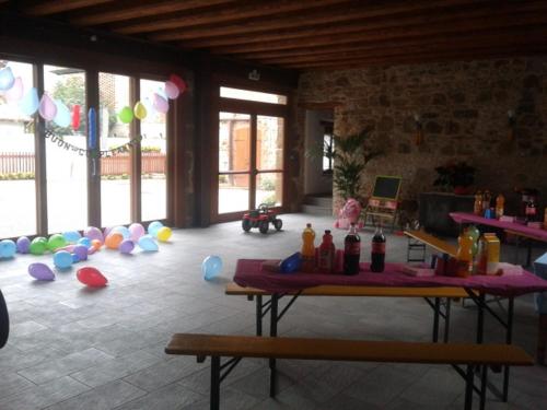 a room with a table with bottles and balloons at Alloggio Agrituristico Conte Ottelio in Pradamano