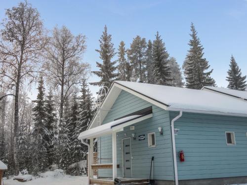ein blaues Gebäude mit Schnee drauf in der Unterkunft Holiday Home Klz rodoniitti by Interhome in Vuokatti