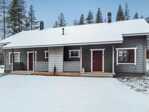 ein Haus im Schnee mit Auffahrt in der Unterkunft Holiday Home Maaruska a by Interhome in Äkäslompolo