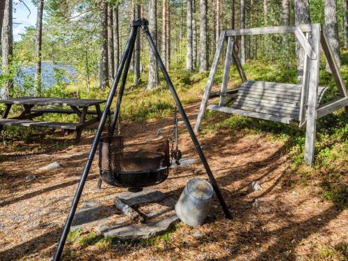 een schommel in het midden van het bos bij Holiday Home Metsätähti by Interhome in Ahmovaara