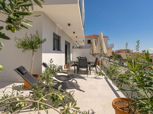 eine Terrasse mit Pflanzen, einem Tisch und Stühlen in der Unterkunft Holiday Home Villa Meri 2 by Interhome in Trogir
