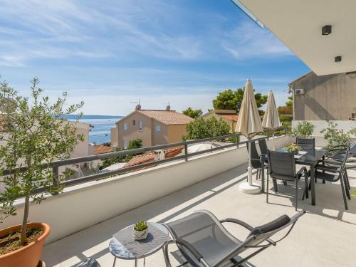 einen Balkon mit Stühlen und Tischen sowie Meerblick in der Unterkunft Holiday Home Villa Meri 2 by Interhome in Trogir