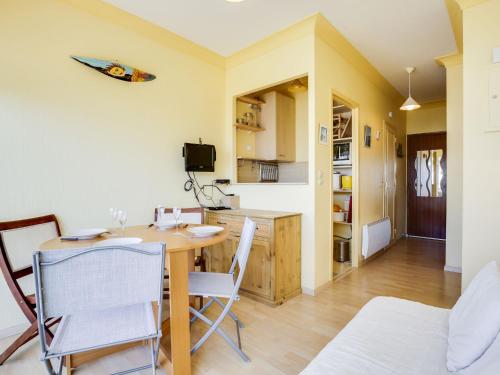 une cuisine et une salle à manger avec une table et des chaises dans l'établissement Apartment La Houle-2 by Interhome, à Arcachon