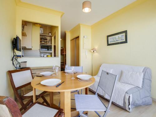 un salon avec une table et un canapé dans l'établissement Apartment La Houle-2 by Interhome, à Arcachon