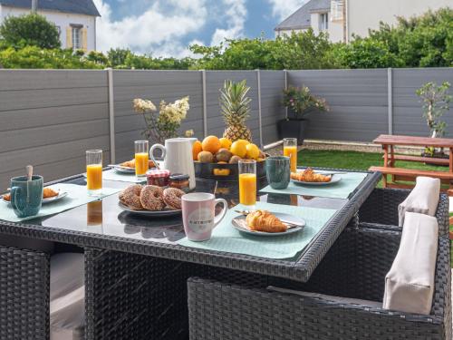 una mesa con comida y bebida en el patio en Apartment Les Terrasses de la Plage-2 by Interhome en Quiberon
