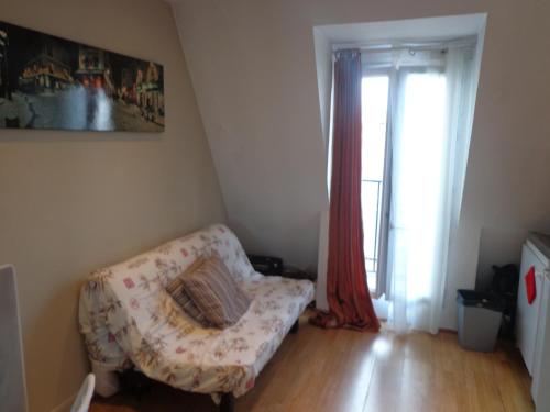 un salon avec un canapé et une fenêtre dans l'établissement SmartRooms, private apart - not shared! Top Quality, 10, à Paris