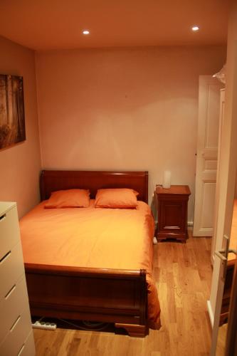 - une chambre avec un lit et deux oreillers orange dans l'établissement SmartRooms, private apart - not shared! Top Quality, 10, à Paris
