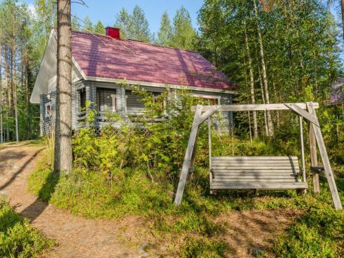une vieille maison avec un banc devant dans l'établissement Holiday Home Kissankello by Interhome, à Ahmovaara