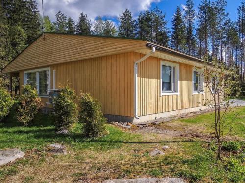 una pequeña casa amarilla en el bosque en Holiday Home Lähtevä by Interhome, en Varistaipale