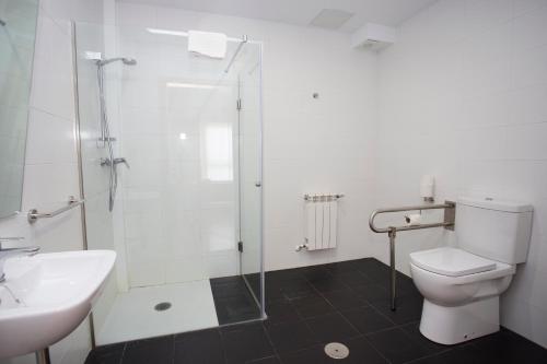 a bathroom with a shower and a toilet and a sink at Complexo Xacobeo in Treacastela