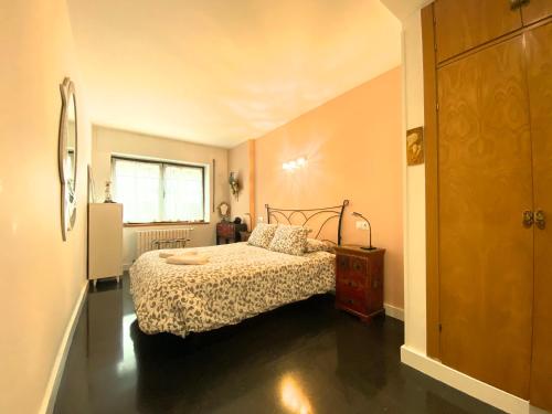 - une petite chambre avec un lit et une fenêtre dans l'établissement Callaueta, Centro comercial, à Andorre-la-Vieille