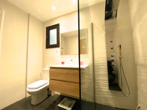 a bathroom with a toilet and a sink and a shower at Callaueta, Centro comercial in Andorra la Vella