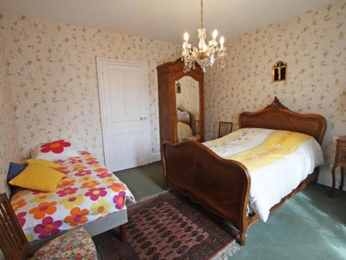 Schlafzimmer mit einem Bett und einem Spiegel in der Unterkunft La Halte des Princes in Chantraine