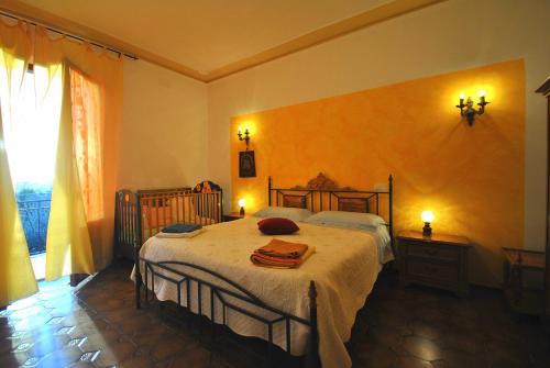 a bedroom with a bed and a window at Agriturismo la Nicchia in Castelnuovo Berardenga