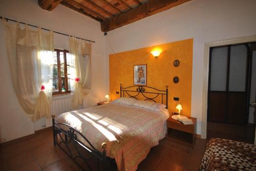 卡斯德爾諾沃貝拉登卡的住宿－Agriturismo la Nicchia，一间卧室设有一张大床和一个窗户。