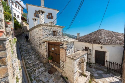 an image of an alley with a building at Archontiko Melanthi in Makrinítsa