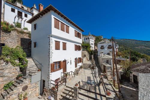 an alleyway in a village with buildings at Archontiko Melanthi in Makrinitsa