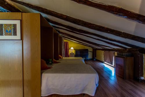 a row of beds in a room with wooden floors at La Casona Albaida in Albaida