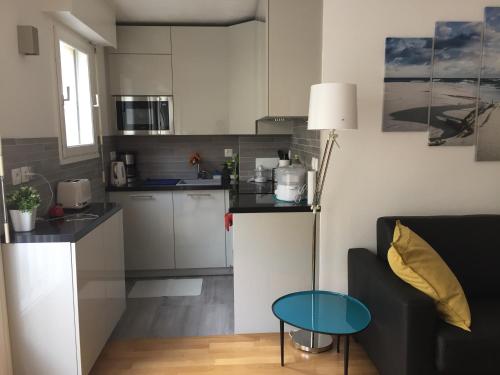 - une petite cuisine avec un canapé et une table dans une chambre dans l'établissement PETIT STUDIO SYMPA EN CENTRE VILLE, à Le Touquet-Paris-Plage