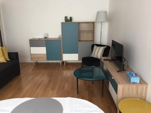 un salon avec un bureau et une chaise dans l'établissement PETIT STUDIO SYMPA EN CENTRE VILLE, à Le Touquet-Paris-Plage