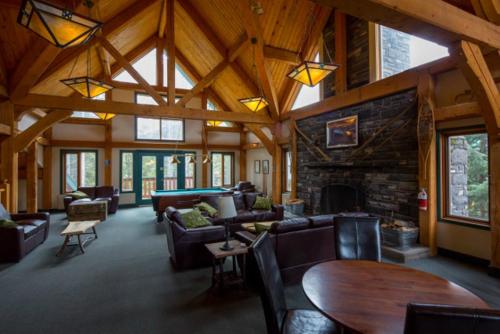 HI Lake Louise Alpine Centre - Hostel tesisinde lounge veya bar alanı
