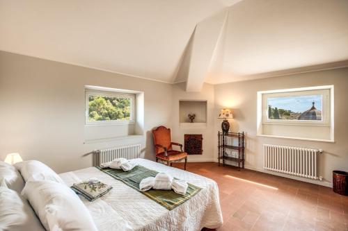 Zimmer mit einem Bett, einem Sofa und zwei Fenstern in der Unterkunft Roof top magic Piazza del Popolo in Rom
