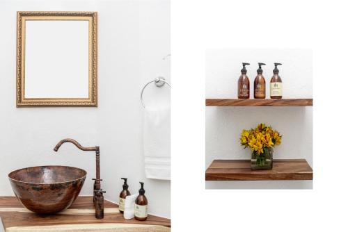 een badkamer met een wastafel en een spiegel bij Azul Cordoba By The Local Way in Mexico-Stad