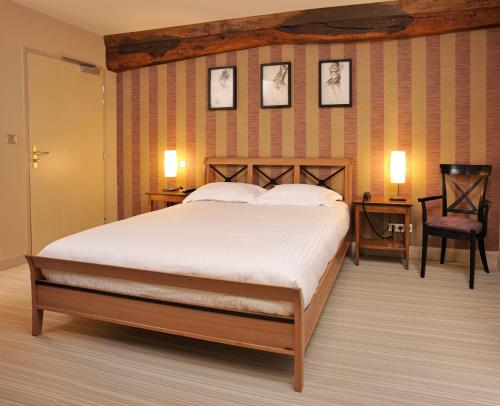 Кровать или кровати в номере Hostellerie du Forez