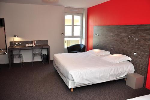 Un pat sau paturi într-o cameră la Logis Hôtel A la Bonne Auberge