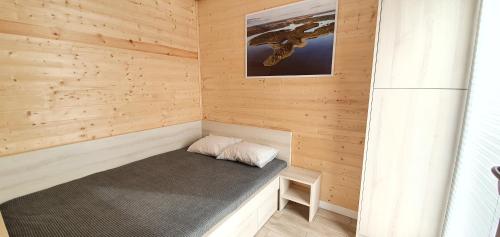 sauna z ławką w drewnianej ścianie w obiekcie Prażmowo 49 w mieście Prażmowo