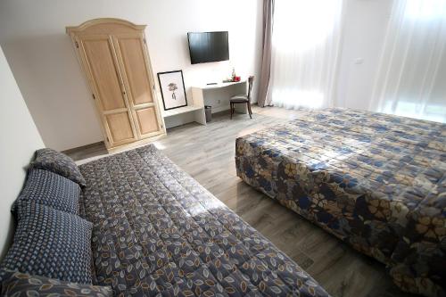 a hotel room with a bed and a couch at Resilienza in Mira