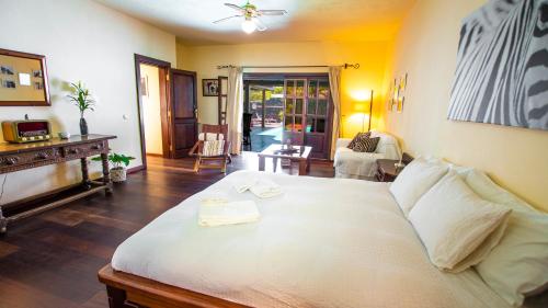 コスタ・テギセにあるVilla Anaのベッドルーム1室(白い大型ベッド1台付)