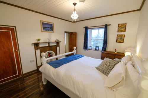 Ένα ή περισσότερα κρεβάτια σε δωμάτιο στο The Cottage Hillside