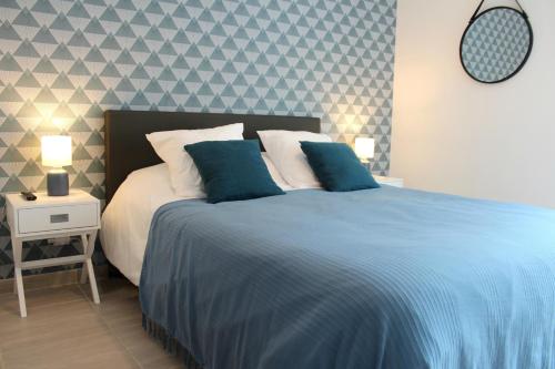 מיטה או מיטות בחדר ב-O FIL DE L'EAU BANDOL - App A05 - T3 avec Jardin et terrasse