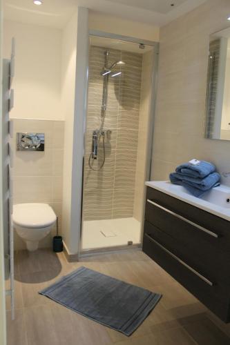 une salle de bain avec une douche, des toilettes et un lavabo dans l'établissement O FIL DE L'EAU BANDOL - App A05 - T3 avec Jardin et terrasse, à Bandol