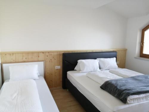 dwa łóżka ustawione obok siebie w pokoju w obiekcie Apartement Flörl w mieście Rohrberg