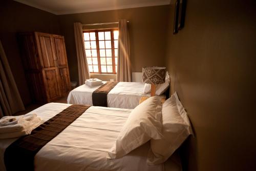 เตียงในห้องที่ Nukakamma Guest House