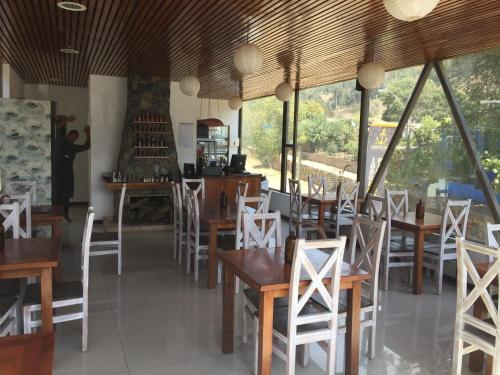 Un restaurante o sitio para comer en La Quebrada lodge