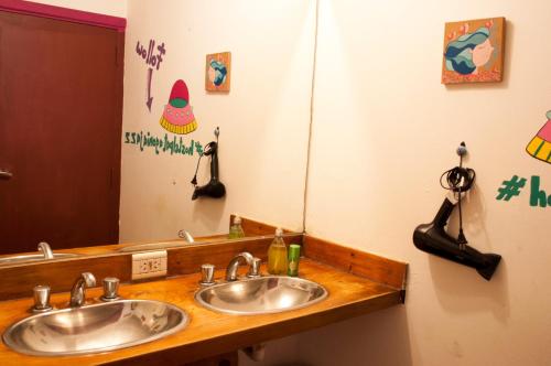 Baño con 2 lavabos y espejo en Patagonia Jazz Hostel en San Carlos de Bariloche
