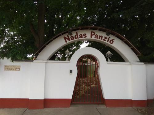 een poort bij de ingang van de nades pambulas parkido bij Nádas Panzió in Tiszafüred