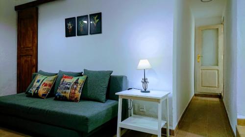 ein Wohnzimmer mit einer Couch und einem Tisch mit einer Lampe in der Unterkunft LA CASITA CALLE EL TANQUE in Santa Cruz de la Palma